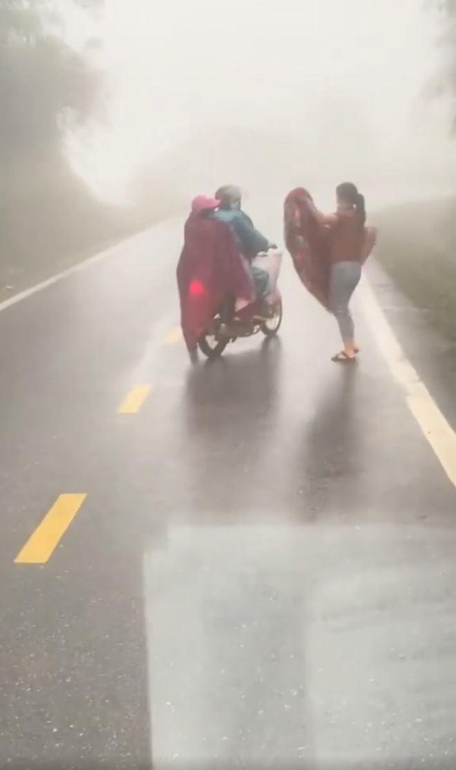 Xúc động cảnh tài xế cho 2 mẹ con đi nhờ đoạn đèo lạnh, đến cuối vẫn tiếc 1 điều - 1