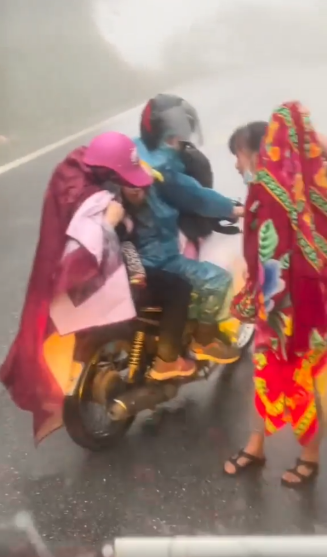 Xúc động cảnh tài xế cho 2 mẹ con đi nhờ đoạn đèo lạnh, đến cuối vẫn tiếc 1 điều - 2