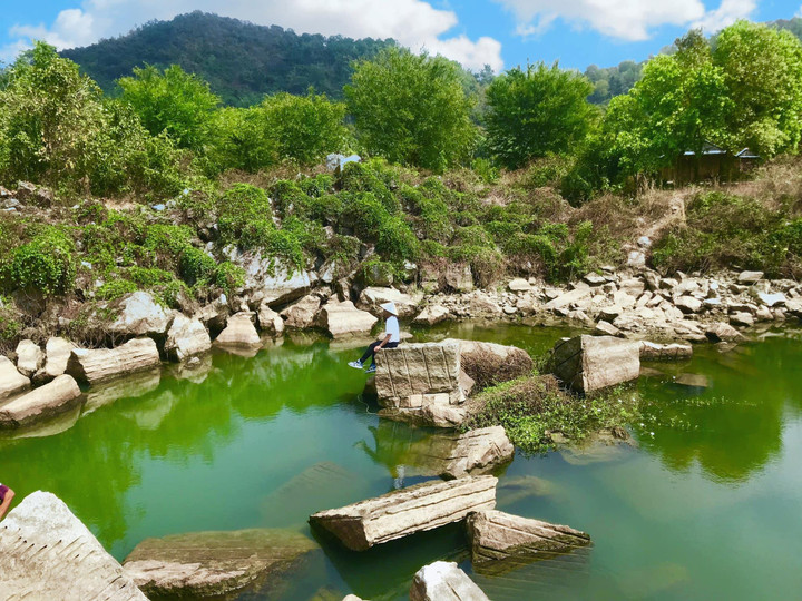 Đi núi Cấm nhưng mấy ai để ý điểm check-in cực chill với vách đá độc đáo này? - 2