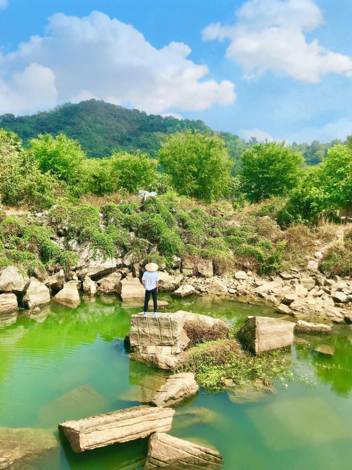 Đi núi Cấm nhưng mấy ai để ý điểm check-in cực chill với vách đá độc đáo này? - 3