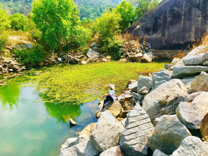 Đi núi Cấm nhưng mấy ai để ý điểm check-in cực chill với vách đá độc đáo này? - 4