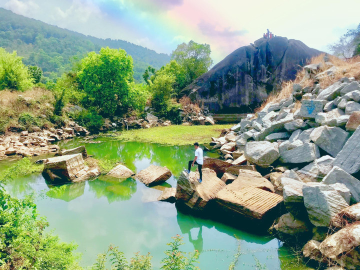 Đi núi Cấm nhưng mấy ai để ý điểm check-in cực chill với vách đá độc đáo này? - 1