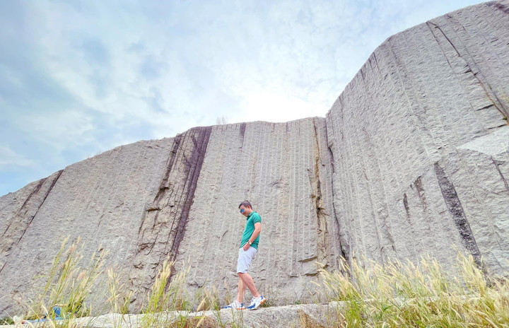 Đi núi Cấm nhưng mấy ai để ý điểm check-in cực chill với vách đá độc đáo này? - 7