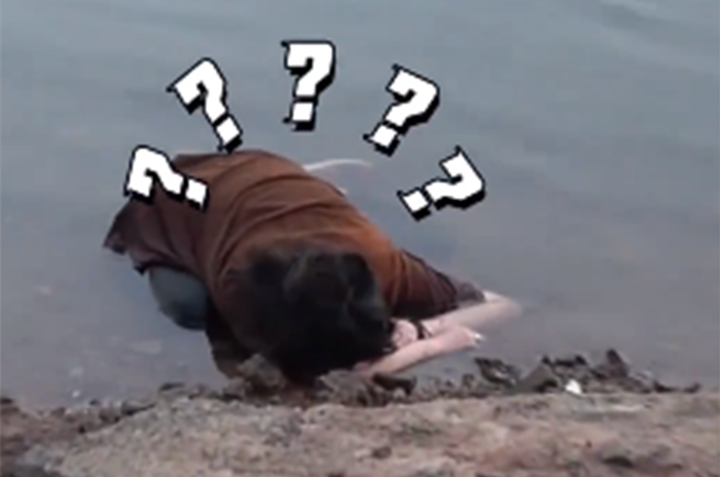 Người dân tá hỏa phát hiện vật thể lạ trên sông và cái kết dở khóc dở cười - 1