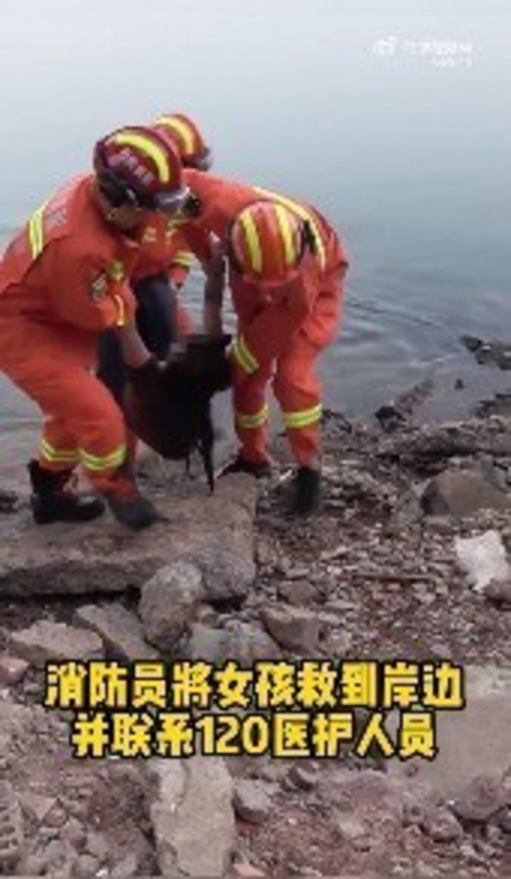 Người dân tá hỏa phát hiện vật thể lạ trên sông và cái kết dở khóc dở cười - 3