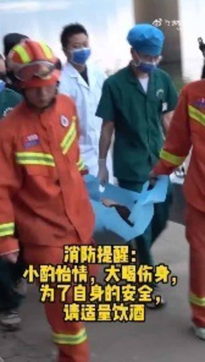 Người dân tá hỏa phát hiện vật thể lạ trên sông và cái kết dở khóc dở cười - 5