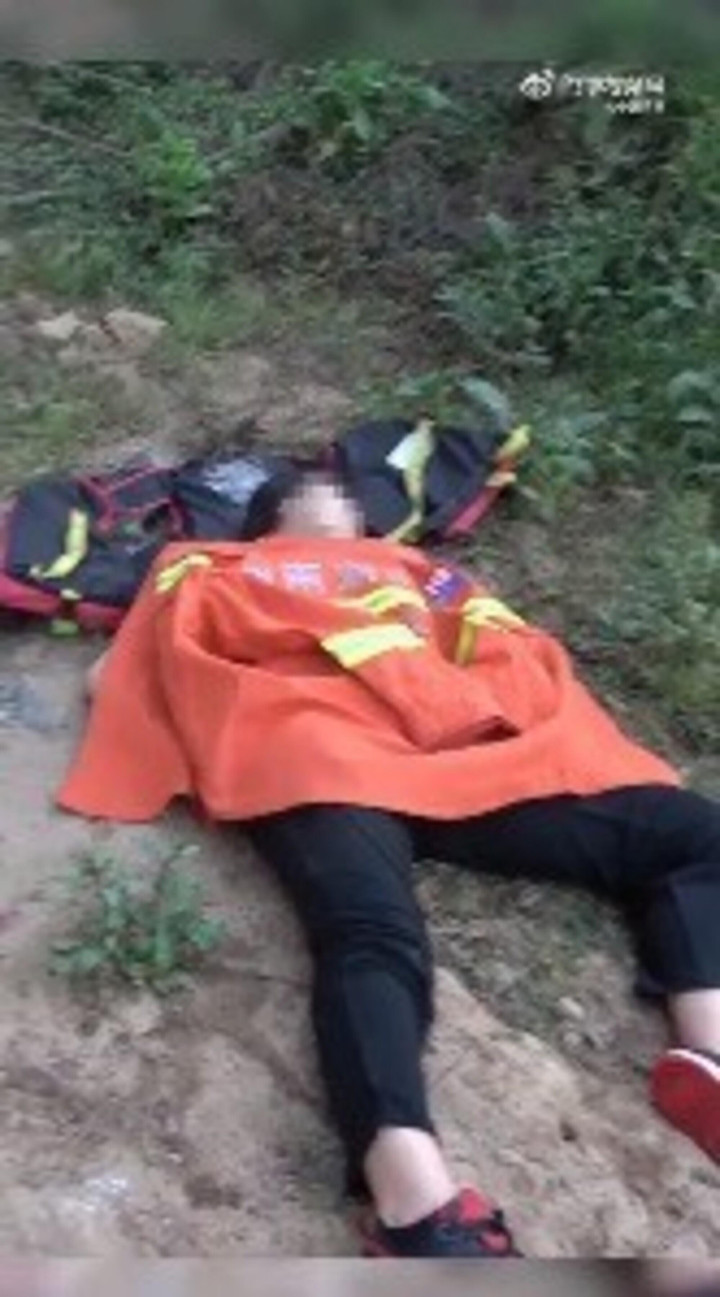 Người dân tá hỏa phát hiện vật thể lạ trên sông và cái kết dở khóc dở cười - 4