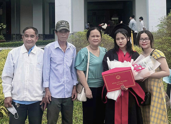 Xúc động khoảnh khắc nữ sinh khoác áo cử nhân cho người cha thợ hồ - 2