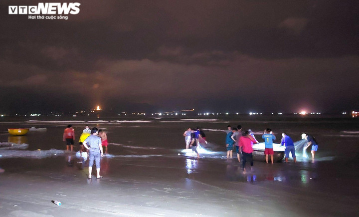 Tắm biển sớm, một hiệu trưởng ở Đà Nẵng bị sóng cuốn - 1