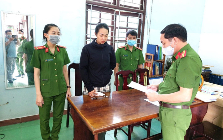 Khởi tố nữ quái lừa chạy việc làm tại sân bay, chiếm đoạt tiền của nhiều người - 1