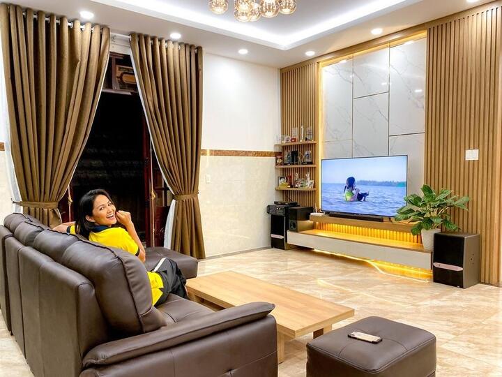 Từ tuổi thơ cơ cực đến cuộc sống giàu sang của H'Hen Niê và 2 mỹ nhân nổi tiếng - 13