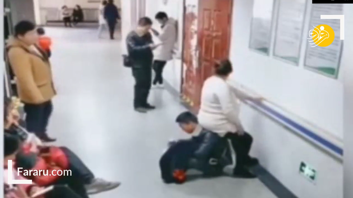 Tìm mãi không có ghế trống, chồng ngồi bệt dưới đất làm ghế cho vợ nghỉ chân - 4