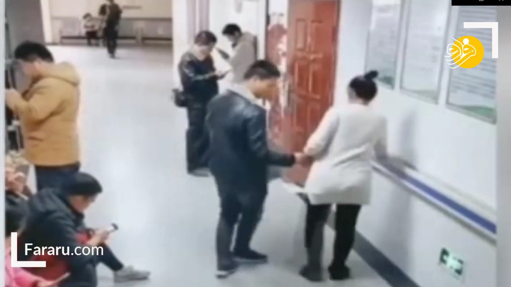 Tìm mãi không có ghế trống, chồng ngồi bệt dưới đất làm ghế cho vợ nghỉ chân - 2