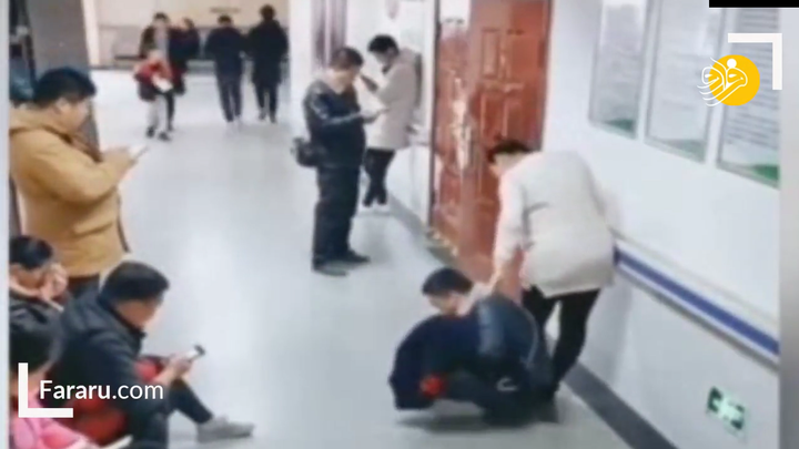 Tìm mãi không có ghế trống, chồng ngồi bệt dưới đất làm ghế cho vợ nghỉ chân - 3