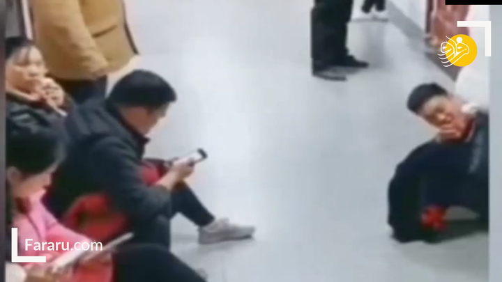 Tìm mãi không có ghế trống, chồng ngồi bệt dưới đất làm ghế cho vợ nghỉ chân - 5