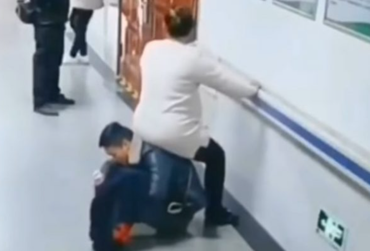 Tìm mãi không có ghế trống, chồng ngồi bệt dưới đất làm ghế cho vợ nghỉ chân - 1