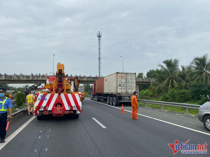 Xe container lật chắn ngang cao tốc TP.HCM-Trung Lương, giao thông tê liệt