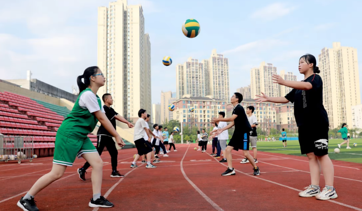 Phụ huynh đi du lịch không khai báo, con bị đuổi học - 1