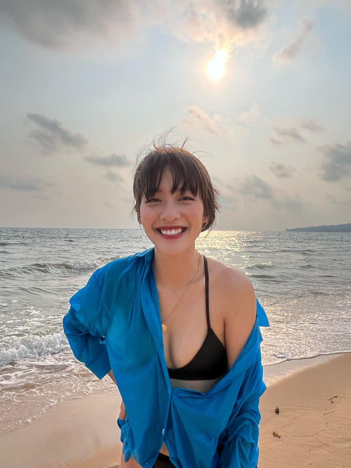 Khả Ngân khoe ảnh bikini nóng bỏng sau tin đồn nâng ngực - 4