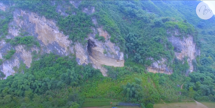 Hang động xuyên núi độc nhất Tây Bắc ít người biết, ai ưa mạo hiểm nhìn là mê - 1