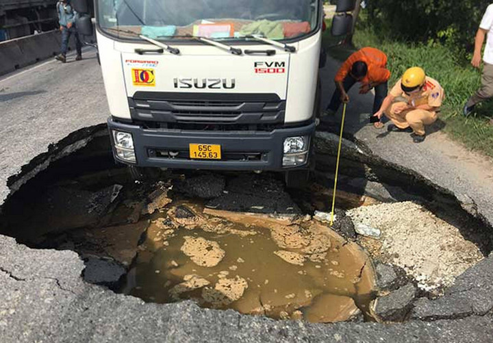 TP.HCM: Xe tải bất ngờ lọt xuống ‘hố tử thần’ trên đường Võ Chí Công - 2