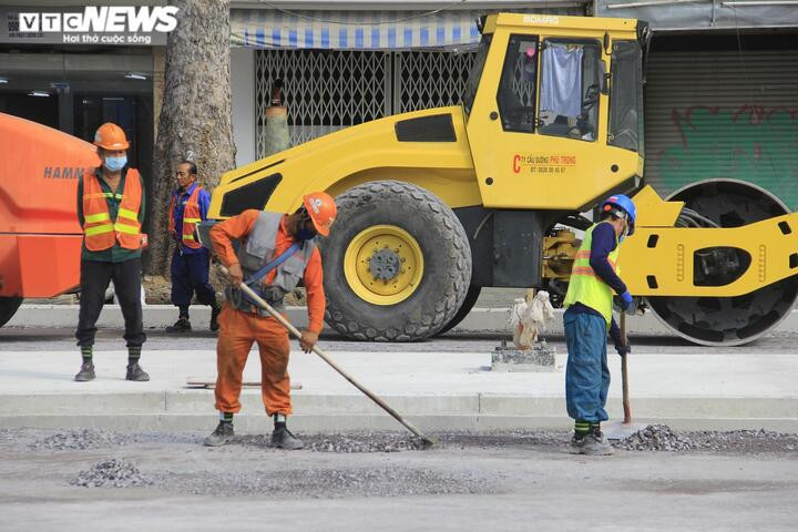 TP.HCM: Tháo dỡ 'lô cốt' bằng tôn trên đường Lê Lợi sau nhiều năm rào chắn - 6