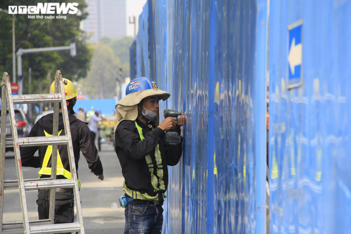 TP.HCM: Tháo dỡ 'lô cốt' bằng tôn trên đường Lê Lợi sau nhiều năm rào chắn - 4