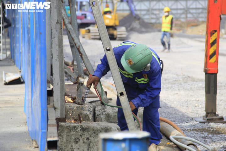 TP.HCM: Tháo dỡ 'lô cốt' bằng tôn trên đường Lê Lợi sau nhiều năm rào chắn - 3