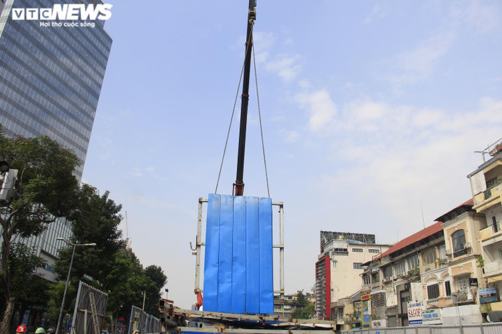 TP.HCM: Tháo dỡ 'lô cốt' bằng tôn trên đường Lê Lợi sau nhiều năm rào chắn - 5