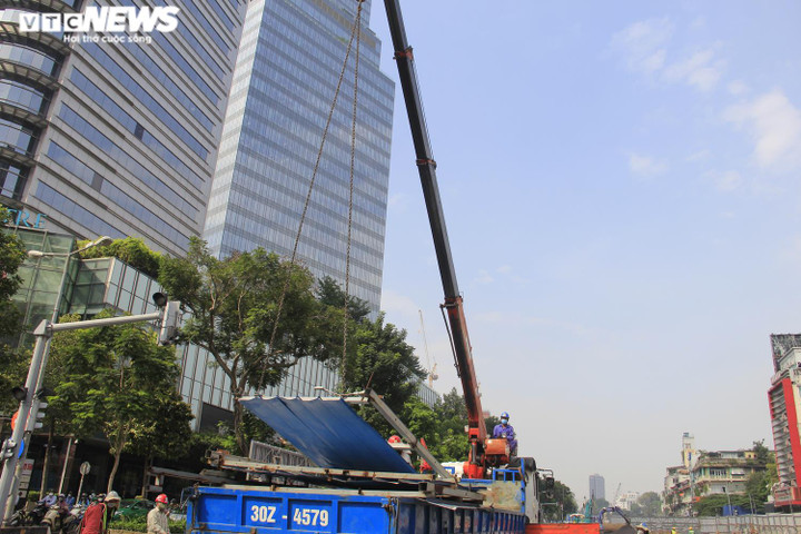 TP.HCM: Tháo dỡ 'lô cốt' bằng tôn trên đường Lê Lợi sau nhiều năm rào chắn - 7