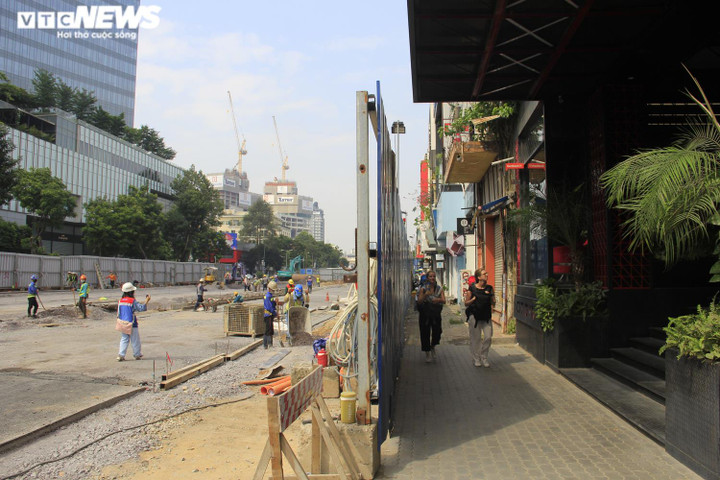 TP.HCM: Tháo dỡ 'lô cốt' bằng tôn trên đường Lê Lợi sau nhiều năm rào chắn - 9