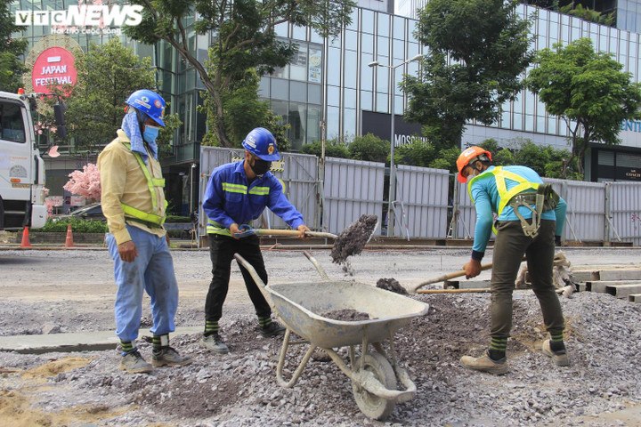 TP.HCM: Tháo dỡ 'lô cốt' bằng tôn trên đường Lê Lợi sau nhiều năm rào chắn - 10