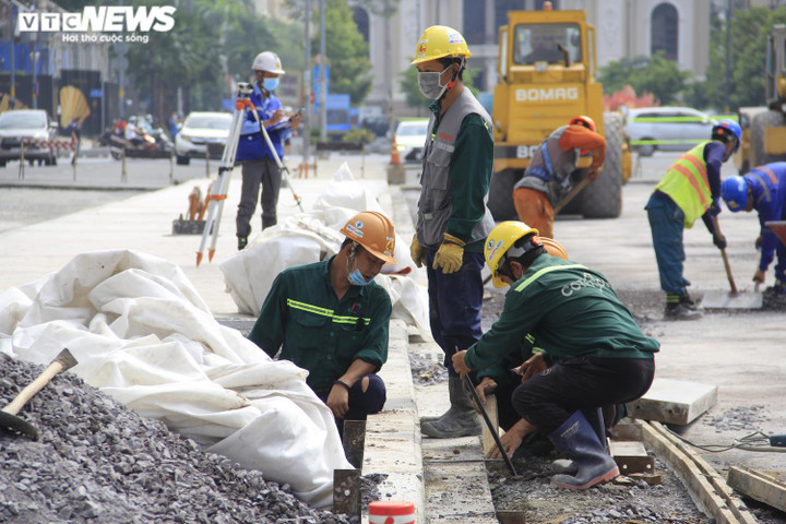 TP.HCM: Tháo dỡ 'lô cốt' bằng tôn trên đường Lê Lợi sau nhiều năm rào chắn - 8