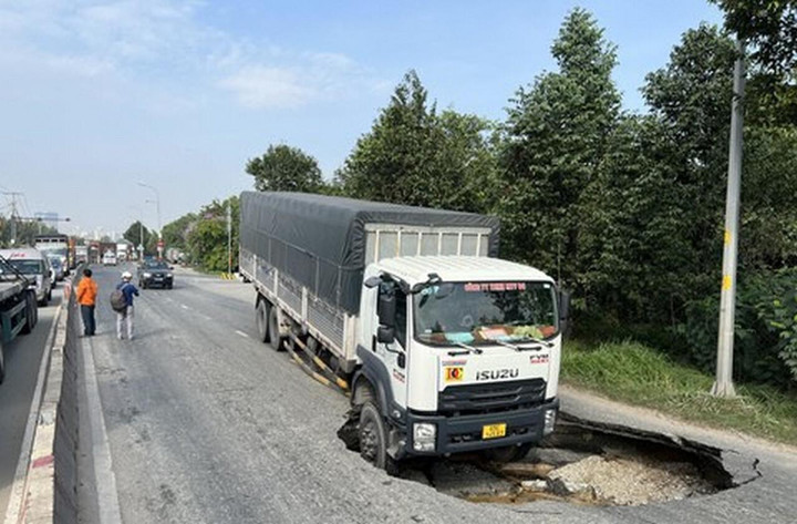 TP.HCM: Xe tải bất ngờ lọt xuống ‘hố tử thần’ trên đường Võ Chí Công - 1