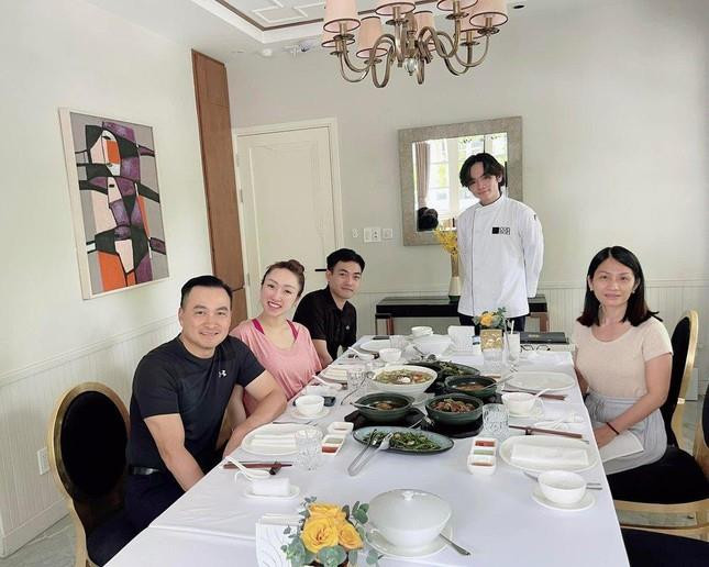 Ảnh Chi Bảo ngồi chung mâm với vợ cũ lẫn vợ mới khiến dân mạng ngưỡng mộ - 1