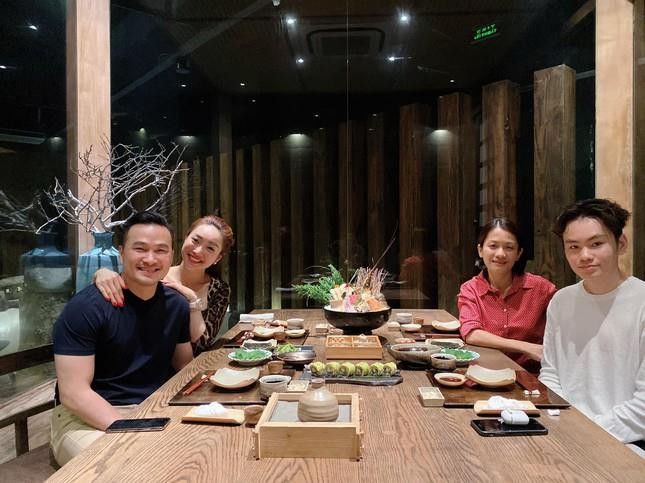 Ảnh Chi Bảo ngồi chung mâm với vợ cũ lẫn vợ mới khiến dân mạng ngưỡng mộ - 4