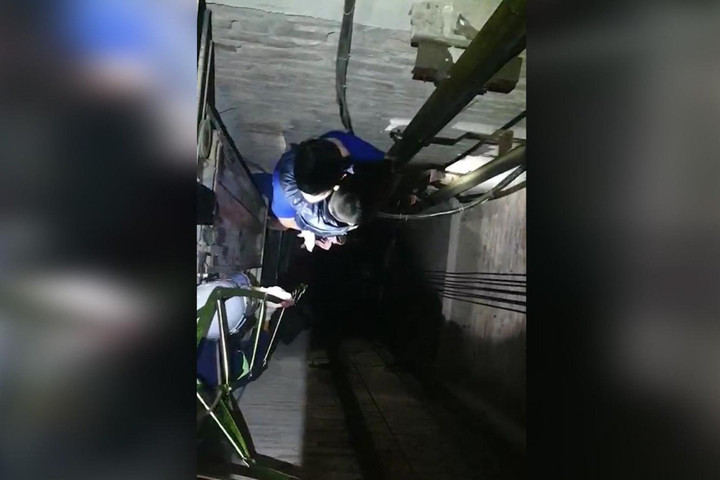 Rơi xuống hố thang máy, bé trai 4 tuổi thoát chết thần kỳ nhờ mắc vào cây đinh - 1