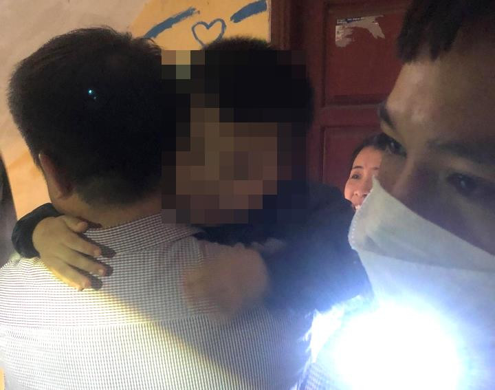 Rơi xuống hố thang máy, bé trai 4 tuổi thoát chết thần kỳ nhờ mắc vào cây đinh - 2