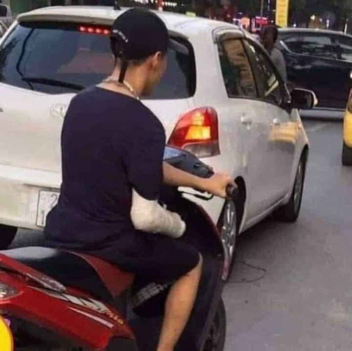 Cạn lời với loạt khoảnh khắc khó đỡ vô tình bị bắt gặp trên 'đường đời tấp nập' - 1