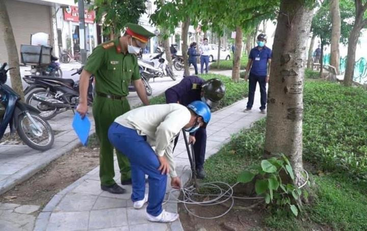 Xử phạt nhiều hàng quán thu tiền người dân ngồi ghế đá ở hồ Tây, Hà Nội - 2