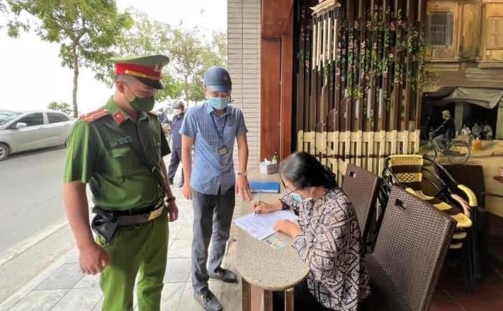 Xử phạt nhiều hàng quán thu tiền người dân ngồi ghế đá ở hồ Tây, Hà Nội - 1