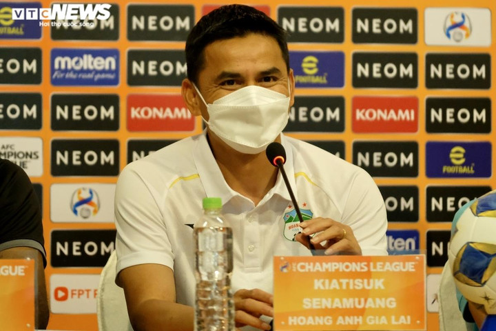 HLV Kiatisak: 'Cầu thủ HAGL phải đá tốt để được CLB nước ngoài chú ý' - 1