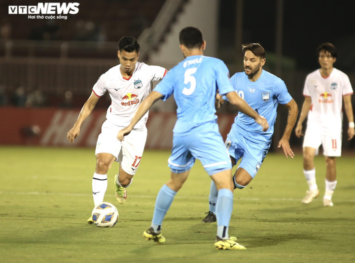 HLV Kiatisak: 'Cầu thủ HAGL phải đá tốt để được CLB nước ngoài chú ý' - 2