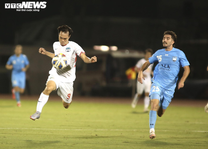 Văn Toàn bị HLV Kiatisak trách cứ vì chạy quá nhanh - 2