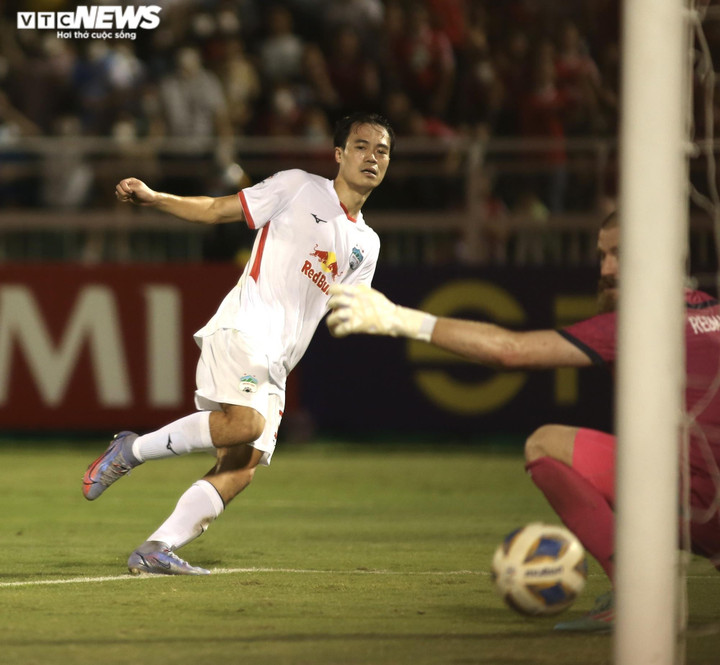 Văn Toàn bị HLV Kiatisak trách cứ vì chạy quá nhanh - 1