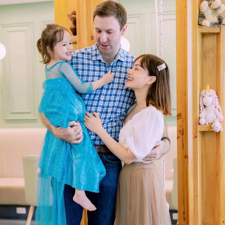 Lấy chồng Tây cao hơn 2m, Lan Phương 'lãi' cô con gái chân dài, xinh như búp bê - 6