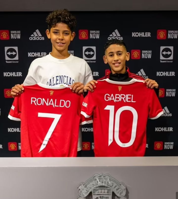 Con trai cả của Ronaldo: 11 tuổi đã có profile đáng nể, tài săn bàn giống hệt bố - 2