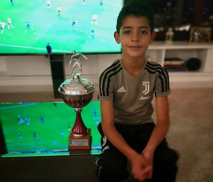 Con trai cả của Ronaldo: 11 tuổi đã có profile đáng nể, tài săn bàn giống hệt bố - 3