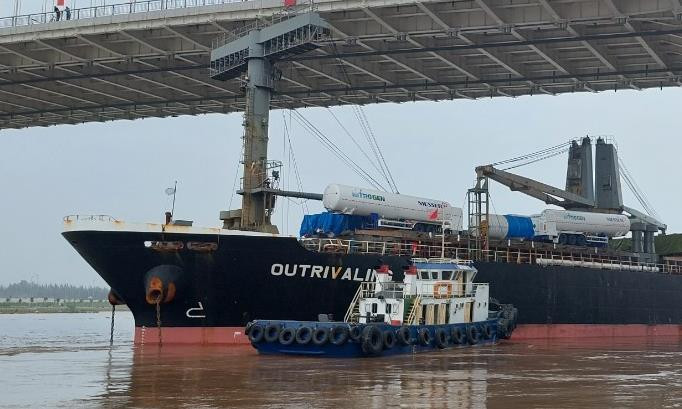 Hải Phòng: Tàu biển hơn 12.000 tấn xảy ra sự cố, trôi vào gầm cầu Hoàng Văn Thụ - 1