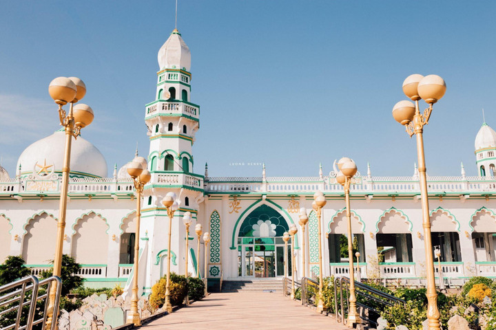 Giữa miền Tây có một thánh đường Hồi giáo đẹp lung linh, lên hình là hết ý - 3